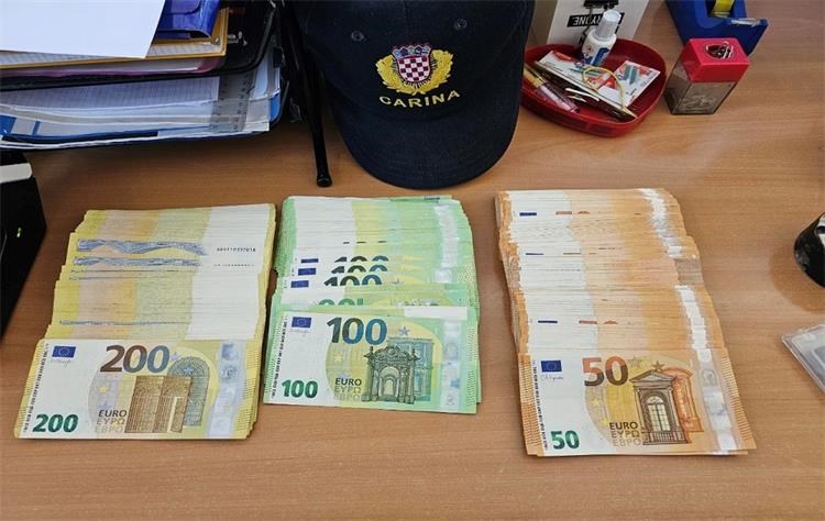 U torbi skrivala 43.800 eura